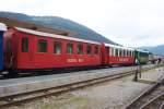 Ein Teil des Wagenparks der Murtalbahn. Besonders der rote mit den Bogenfenstern in der Fensteroberkante ist ein echtes Zierstck