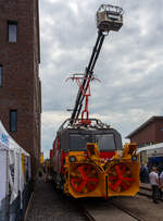 Plasser & Theurer präsentierte auf der 29. Internationale Ausstellung Fahrwegtechnik 2025 (iaf) in Münster (hier am 20 Mai 2025), den neuen P&T MultiCrafter 15.4 E³ Typ 3 für die Oberbauinstandhaltung der ÖBB Infra
A-ÖBB 99 81 9120 202-2 / X730.02 (Baujahr 2025). Vorne mit angebauter Kahlbacher Schneeschleuder. 

Die P&T Catenary Crafter Typ 1 und Typ 2, MultiCrafter sowie TransportCrafter sind Bahndienstfahrzeuge der Österreichischen Bundesbahnen und bauen auf dem E3 Konzept von Plasser & Theurer auf.

Der Plasser MultiCrafter 15.4 E³ ist ein multifunktionales Kraftpaket mit emissionsfreiem Antrieb. Er bietet höchste Flexibilität und optimalen Leistungsumfang im Einsatz, von Arbeiten mit Kran und Arbeitskorb bis hin zu Schneeräumtechnik. Die Grundstruktur des Trägerfahrzeugs ist identisch mit anderen Maschinenausprägungen, was die Lagerhaltung von Ersatzteilen vereinfacht. Der MultiCrafter kann bis zu 900 t Anhängelast ziehen und nutzt drei Energiequellen: Oberleitung, Traktionsbatterien und ein dieselelektrisches Powerpack. Der vollelektrische Antriebsstrang ermöglicht verschleißfreies Bremsen und Rückgewinnung von Energie. Die umfassende Ausstattung beinhaltet einen leistungsstarken Eisenbahnkran (PALFINGER PKR 370 mit einem max. Hubmoment von 35,0 mt und einer Reichweite bis zu 21,7 m), eine große Ladeplattform und Schneeräumtechnik (von KAHLBACHER).

Die österreichischen Bundesbahnen (ÖBB) setzen neue Maßstäbe in der Instandhaltung ihres Schienennetzes durch die Einführung einer hochmodernen und umweltfreundlichen Flotte. Nach einer EU-weiten Ausschreibung erhielt Plasser & Theurer den Auftrag für 56 High-Tech-Hybridfahrzeuge. Neben dem technologischen Fortschritt ist damit auch das sukzessive Ausscheiden der älteren ÖBB-Flotte verbunden, die teilweise seit über 40 Jahren im Einsatz ist.

Die neuen Hochleistungs-Instandhaltungsfahrzeuge mit umweltfreundlichem Hybridantrieb spielen eine entscheidende Rolle für die Zuverlässigkeit des ÖBB-Schienennetzes. Bei Störungen sind sie mit einer Höchstgeschwindigkeit von 120 km/h die Ersten vor Ort und sorgen dafür, dass die Strecken schnellstmöglich wieder freigegeben werden können. Damit leisten die Maschinen einen wichtigen Beitrag zu einem hochverfügbaren Fahrweg.

Um den unterschiedlichen Anforderungen gerecht zu werden, wurden vier modulare Maschinentypen auf gemeinsamer Basis entwickelt, es sind:
•	Plasser CatenaryCrafter 15.4 E³ (Typ 1), spezialisiert auf den Neubau und die Montage von Oberleitungsanlagen, bei der ÖBB als X710 geführt.
•	Plasser CatenaryCrafter 15.4 E³ (Typ 2), spezialisiert auf die Instandhaltung von Oberleitungsanlagen, bei der ÖBB als X720 geführt.
•	Plasser MultiCrafter 15.4 E³, für universelle Instandhaltungsarbeiten am und seitlich des Oberbaus sowie für sicheren Transport von Material und Personen zum Einsatzort, bei der ÖBB als X730 geführt.
•	Plasser TransportUnit 14.2, aus Steuerwagen ohne eigenen Antrieb, mit großer Ladefläche zum Transport von zusätzlichem Material und Equipment. Vom vollwertigen Fahrstand kann der Antrieb einer gekoppelten Maschine mittels Vielfachsteuerung genutzt werden.
Die modulare Bauweise bietet dem Betreiber mehrere Vorteile, etwa einen einheitlichen Fahrstand, der den Schulungsaufwand für das Bedienpersonal reduziert, und die Möglichkeit, defekte Module schnell auszutauschen, um Stillstandszeiten zu minimieren. Mit der von Plasser & Theurer entwickelten E³-Technologie fahren und arbeiten alle Maschinentypen emissionsfrei und geräuscharm über den Strom aus der Oberleitung oder batterieelektrisch aus LithiumTitanatOxid Akku 203kWh (eine volle Ladung reicht für einen Arbeitstag). Sollte mal keine Oberleitung vorhanden sein und die Akkus sind leer, dafür besitzen die Fahrzeuge noch einen Backup-Diesel (dieselelektrischer Powerpack mit 520 kW Leistung). 

Der Multi Crafter (Typ 3) besitzt eine Ladeplattform mit steckbarem Geländer zum Geräte- und Materialtransport. Die Sozialkabine mit Küchenzeile, Sitzgelegenheit und Sanitärbereich bietet Platz für bis zu 11 Personen auf der Maschine, auch für Überstellfahrten. Die Maschine hat Anbaumöglichkeit für Schneeräumtechnik auf beiden Seiten. Ein Einsatz im Tunnel möglich.

Von der ÖBB wurden bestellt: 
29 P&T Catenary Crafter (Typ 1 und Typ 2), 
21 P&T Multi Crafter (Typ 3) und 
6 P&T TransportUnits (Steuerwagen)

Mehr Reichweite, weniger Verschleiß:
Die Laufruhe bei 120 km/h beeindruckt, zusammen mit großer Reichweite der Batterie. Das verschleißfreie elektrische Bremssystem ermöglicht regeneratives Bremsen, selbst im Dieselbetrieb. Die gewonnene Energie wird vorrangig für das Laden der Traktionsbatterie verwendet und sorgt so für mehr Reichweite. Positiv hervorzuheben ist auch der Tandembetrieb mit Mehrfachtraktion. Mehrere Maschinen können gekoppelt werden, wobei der Antrieb von zwei Maschinen gemeinsam von einem Führerstand genutzt und gesteuert wird. Alle relevanten Informationen, inklusive jene der zweiten antreibenden Maschine, sind auf einem zusätzlichen Monitor einsehbar.

Die Eisenbahn ist Verkehrsträger Nummer eins der Zukunft:
Die neue Instandhaltungsflotte ist ein wichtiger Schritt in die Zukunft der Eisenbahn als Verkehrsträger. Die ÖBB rüsten sich für die aktuellen Herausforderungen, insbesondere im Hinblick auf die Klimakrise und die Notwendigkeit, Güter- und Personenverkehr auf die Schiene zu verlagern. Erklärte Ziele sind Verdoppelung der Leistung und Etablierung als CO2-neutraler Mobilitätssektor, die bis 2040 erreicht werden sollen. 

TECHNISCHE DATEN des X730:
Hersteller: Plasser & Theurer in Linz (A)
Typ: Plasser MultiCrafter 15.4 E³ (Typ 3)
Baujahre (ÖBB-Fahrzeuge): ab 2023
Bestellt Anzahl der ÖBB: 21 
Spurweite: 1.435 mm (Normalspur) 
Achsformel: Bo´Bo´
Länge über Puffer: 22.040 mm 
Drehzapfenabstand: 15.400 mm 
Achsabstand im Drehgestell: 2.100 mm
Treib- und Laufraddurchmesser: 920 mm (neu)
Max. Achslast: 22,5 t
Eigengewicht: 78.000 kg
Max. Zuladung bei Lastgrenze S: 2,0 t ab C / 11,4 t (ab Streckenklasse D)
Max. Zuladung bei Lastgrenze SS: 2,0 t ab C / 10,0 t (ab Streckenklasse D)
Höchstgeschwindigkeit: 120 km/h (eigen und geschleppt)
Antrieb: über 15 kV, 16,7 Hz aus der Oberleitung, oder batterieelektrisch LithiumTitanatOxid Akku 203kWh oder Backup-Diesel
Backupantrieb: Powerpack dieselelektrisch mit Dieselmotor mit einer Leistung von 520 kW mit Abgasnorm EU Stufe V
Diesel-Tankinhalt: 1.200 l
Kleinster bef. Halbmesser: R 112 m
Bremse: KEn – GPR – A - W (D)
Zugbeeinflussung: ETCS Level 2, PZB
Eisenbahn-Ladekran: PALFINGER PKR 370 mit einem max. Hubmoment von 35,0 mt und einer Reichweite bis zu 20,5 m über SOK / ca. 16,9 m ab Gleismitte. 
Arbeitskorb: max. Traglast 350 kg, demontierbar
