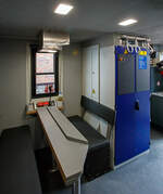 Plasser & Theurer präsentierte auf der 29. Internationale Ausstellung Fahrwegtechnik 2025 (iaf) in Münster (hier am 20 Mai 2025), den neuen P&T MultiCrafter 15.4 E³ Typ 3 für die Oberbauinstandhaltung der ÖBB Infra
A-ÖBB 99 81 9120 202-2 / X730.02 (Baujahr 2025). 

Hier der multifunktionale Sozialbereich mit Tisch und Sitzgelegenheiten.