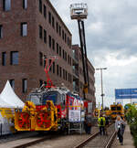 Plasser & Theurer präsentierte auf der 29. Internationale Ausstellung Fahrwegtechnik 2025 (iaf) in Münster (hier am 20 Mai 2025), den neuen P&T MultiCrafter 15.4 E³ Typ 3 für die Oberbauinstandhaltung der ÖBB Infra
A-ÖBB 99 81 9120 202-2 / X730.02 (Baujahr 2025). Vorne mit angebauter Kahlbacher Schneeschleuder. 

Die P&T Catenary Crafter Typ 1 und Typ 2, MultiCrafter sowie TransportCrafter sind Bahndienstfahrzeuge der Österreichischen Bundesbahnen und bauen auf dem E3 Konzept von Plasser & Theurer auf.

Der Plasser MultiCrafter 15.4 E³ ist ein multifunktionales Kraftpaket mit emissionsfreiem Antrieb. Er bietet höchste Flexibilität und optimalen Leistungsumfang im Einsatz, von Arbeiten mit Kran und Arbeitskorb bis hin zu Schneeräumtechnik. Die Grundstruktur des Trägerfahrzeugs ist identisch mit anderen Maschinenausprägungen, was die Lagerhaltung von Ersatzteilen vereinfacht. Der MultiCrafter kann bis zu 900 t Anhängelast ziehen und nutzt drei Energiequellen: Oberleitung, Traktionsbatterien und ein dieselelektrisches Powerpack. Der vollelektrische Antriebsstrang ermöglicht verschleißfreies Bremsen und Rückgewinnung von Energie. Die umfassende Ausstattung beinhaltet einen leistungsstarken Eisenbahnkran (PALFINGER PKR 370 mit einem max. Hubmoment von 35,0 mt und einer Reichweite bis zu 21,7 m), eine große Ladeplattform und Schneeräumtechnik (von KAHLBACHER).

Die österreichischen Bundesbahnen (ÖBB) setzen neue Maßstäbe in der Instandhaltung ihres Schienennetzes durch die Einführung einer hochmodernen und umweltfreundlichen Flotte. Nach einer EU-weiten Ausschreibung erhielt Plasser & Theurer den Auftrag für 56 High-Tech-Hybridfahrzeuge. Neben dem technologischen Fortschritt ist damit auch das sukzessive Ausscheiden der älteren ÖBB-Flotte verbunden, die teilweise seit über 40 Jahren im Einsatz ist.

Die neuen Hochleistungs-Instandhaltungsfahrzeuge mit umweltfreundlichem Hybridantrieb spielen eine entscheidende Rolle für die Zuverlässigkeit des ÖBB-Schienennetzes. Bei Störungen sind sie mit einer Höchstgeschwindigkeit von 120 km/h die Ersten vor Ort und sorgen dafür, dass die Strecken schnellstmöglich wieder freigegeben werden können. Damit leisten die Maschinen einen wichtigen Beitrag zu einem hochverfügbaren Fahrweg.

Um den unterschiedlichen Anforderungen gerecht zu werden, wurden vier modulare Maschinentypen auf gemeinsamer Basis entwickelt, es sind:
•	Plasser CatenaryCrafter 15.4 E³ (Typ 1), spezialisiert auf den Neubau und die Montage von Oberleitungsanlagen, bei der ÖBB als X710 geführt.
•	Plasser CatenaryCrafter 15.4 E³ (Typ 2), spezialisiert auf die Instandhaltung von Oberleitungsanlagen, bei der ÖBB als X720 geführt.
•	Plasser MultiCrafter 15.4 E³, für universelle Instandhaltungsarbeiten am und seitlich des Oberbaus sowie für sicheren Transport von Material und Personen zum Einsatzort, bei der ÖBB als X730 geführt.
•	Plasser TransportUnit 14.2, aus Steuerwagen ohne eigenen Antrieb, mit großer Ladefläche zum Transport von zusätzlichem Material und Equipment. Vom vollwertigen Fahrstand kann der Antrieb einer gekoppelten Maschine mittels Vielfachsteuerung genutzt werden.
Die modulare Bauweise bietet dem Betreiber mehrere Vorteile, etwa einen einheitlichen Fahrstand, der den Schulungsaufwand für das Bedienpersonal reduziert, und die Möglichkeit, defekte Module schnell auszutauschen, um Stillstandszeiten zu minimieren. Mit der von Plasser & Theurer entwickelten E³-Technologie fahren und arbeiten alle Maschinentypen emissionsfrei und geräuscharm über den Strom aus der Oberleitung oder batterieelektrisch aus LithiumTitanatOxid Akku 203kWh (eine volle Ladung reicht für einen Arbeitstag). Sollte mal keine Oberleitung vorhanden sein und die Akkus sind leer, dafür besitzen die Fahrzeuge noch einen Backup-Diesel (dieselelektrischer Powerpack mit 520 kW Leistung). 

Der Multi Crafter (Typ 3) besitzt eine Ladeplattform mit steckbarem Geländer zum Geräte- und Materialtransport. Die Sozialkabine mit Küchenzeile, Sitzgelegenheit und Sanitärbereich bietet Platz für bis zu 11 Personen auf der Maschine, auch für Überstellfahrten. Die Maschine hat Anbaumöglichkeit für Schneeräumtechnik auf beiden Seiten. Ein Einsatz im Tunnel möglich.

Von der ÖBB wurden bestellt: 
29 P&T Catenary Crafter (Typ 1 und Typ 2), 
21 P&T Multi Crafter (Typ 3) und 
6 P&T TransportUnits (Steuerwagen)

Mehr Reichweite, weniger Verschleiß:
Die Laufruhe bei 120 km/h beeindruckt, zusammen mit großer Reichweite der Batterie. Das verschleißfreie elektrische Bremssystem ermöglicht regeneratives Bremsen, selbst im Dieselbetrieb. Die gewonnene Energie wird vorrangig für das Laden der Traktionsbatterie verwendet und sorgt so für mehr Reichweite. Positiv hervorzuheben ist auch der Tandembetrieb mit Mehrfachtraktion. Mehrere Maschinen können gekoppelt werden, wobei der Antrieb von zwei Maschinen gemeinsam von einem Führerstand genutzt und gesteuert wird. Alle relevanten Informationen, inklusive jene der zweiten antreibenden Maschine, sind auf einem zusätzlichen Monitor einsehbar.

Die Eisenbahn ist Verkehrsträger Nummer eins der Zukunft:
Die neue Instandhaltungsflotte ist ein wichtiger Schritt in die Zukunft der Eisenbahn als Verkehrsträger. Die ÖBB rüsten sich für die aktuellen Herausforderungen, insbesondere im Hinblick auf die Klimakrise und die Notwendigkeit, Güter- und Personenverkehr auf die Schiene zu verlagern. Erklärte Ziele sind Verdoppelung der Leistung und Etablierung als CO2-neutraler Mobilitätssektor, die bis 2040 erreicht werden sollen. 

TECHNISCHE DATEN des X730:
Hersteller: Plasser & Theurer in Linz (A)
Typ: Plasser MultiCrafter 15.4 E³ (Typ 3)
Baujahre (ÖBB-Fahrzeuge): ab 2023
Bestellt Anzahl der ÖBB: 21 
Spurweite: 1.435 mm (Normalspur) 
Achsformel: Bo´Bo´
Länge über Puffer: 22.040 mm 
Drehzapfenabstand: 15.400 mm 
Achsabstand im Drehgestell: 2.100 mm
Treib- und Laufraddurchmesser: 920 mm (neu)
Max. Achslast: 22,5 t
Eigengewicht: 78.000 kg
Max. Zuladung bei Lastgrenze S: 2,0 t ab C / 11,4 t (ab Streckenklasse D)
Max. Zuladung bei Lastgrenze SS: 2,0 t ab C / 10,0 t (ab Streckenklasse D)
Höchstgeschwindigkeit: 120 km/h (eigen und geschleppt)
Antrieb: über 15 kV, 16,7 Hz aus der Oberleitung, oder batterieelektrisch LithiumTitanatOxid Akku 203kWh oder Backup-Diesel
Backupantrieb: Powerpack dieselelektrisch mit Dieselmotor mit einer Leistung von 520 kW mit Abgasnorm EU Stufe V
Diesel-Tankinhalt: 1.200 l
Kleinster bef. Halbmesser: R 112 m
Bremse: KEn – GPR – A - W (D)
Zugbeeinflussung: ETCS Level 2, PZB
Eisenbahn-Ladekran: PALFINGER PKR 370 mit einem max. Hubmoment von 35,0 mt und einer Reichweite bis zu 20,5 m über SOK / ca. 16,9 m ab Gleismitte. 
Arbeitskorb: max. Traglast 350 kg, demontierbar
