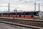 Der fünfteilige Meterspur-Straßenbahn-Triebwagen StH ET 127 der Stern & Hafferl Verkehrsgesellschaft m.b.H. steht am 14 Januar 2025 im Bahnhof Vorchdorf-Eggenberg zur Abfahrt als Linie 161 nach Gmunden Bahnhof bereit. Es ist ein fünfteiliger STADLER Zweirichtungs-Multigelenk-Stadtbahnwagen in Niederflur-Bauweise vom Typ Tramlink V3 der neuesten Generation (Tramlink 2.0).

Der ET 127 wurde 2016 noch von Vossloh Kiepe im spanischen Werk in Valencia gebaut, die später produzierten Triebwagen wurden dann nach der Übernahme durch STADLER von Stadler Rail Valencia gebaut und geliefert.

Der Tramlink ist eine Produktgruppe drei-, fünf- und siebenteiliger Straßenbahn-Fahrzeuge des Herstellers Stadler Rail Valencia meist in Multigelenkbauweise. Auf den Markt gebracht wurde der Tramlink noch von der Firma Vossloh, welche die Fertigung von Schienenfahrzeugen im spanischen Valencia 2016 an Stadler Rail verkaufte.

Die Tramlink der Stern & Hafferl:
Nach Probefahrten mit einem Siemens Combino der Straßenbahn Nordhausen und einem längeren mietweisen Regeleinsatz von Bombardier Cityrunnern der Innsbrucker Verkehrsbetriebe bestellte Stern & Hafferl im Rahmen einer Ausschreibung im Januar 2014 bei Vossloh Kiepe elf Zweirichtungsfahrzeuge des Typs Tramlink V3 für den Einsatz auf der Traunseebahn und der Attersseebahn (ex Attergaubahn). Produziert wurden sie im spanischen Werk von Vossloh Kiepe bzw. ab Mitte 2016 Stadler Rail in Valencia. Damit die Triebzüge auf der Traunseebahn und der Straßenbahn Gmunden verkehren können, sind sie nach Eisenbahngesetz und Straßenbahnverordnung zugelassen. Mit der Auslieferung wurde im Dezember 2015 begonnen. Seit März 2016 werden die Wagen planmäßig auf der Traunseebahn eingesetzt. Am 1. September 2018 wurde die Traunseebahn mit der Straßenbahn Gmunden zur Traunseetram verbunden und mit Tramlink-Zügen von Stern & Hafferl betrieben.

Der Tramlink 2.0 bietet zusätzlich zu den Produktvorteilen des Vorgängermodells ein neues modulares Innendesign mit vielen neuen Materialien, einer großzügigeren Innenraumaufteilung sowie neuen wartungsfreundlichen Funktionen und stellt damit eine echte Wert- und Qualitätssteigerung für die Tramlink-Produktfamilie dar. Die Zweirichtungsfahrzeuge in Meterspur verfügen über große, helle und barrierefreie Fahrgasträume mit breiten Gängen, einer durchgängigen Niederflur-Bauweise, mehreren Mehrzweckbereichen, einer niedrigen Einstiegshöhe sowie breiten Türen, die den Einstieg erleichtern. Sie garantieren eine sichere, ruhige und komfortable Fahrt. Das kann ich nur bestätigen, man reist sehr angenehm in ihnen. 

Technische Merkmale:
Technologie
– Multigelenk-Stadtbahnwagen
– Zweirichtungsfahrzeug
– Leichtbaukonstruktion aus hochfestem Edelstahl (Duplex)
– Innovatives Drehgestell Konzept mit Achsen für max. Sitzplatzkapazitätskomfort
– Barrierefrei, durchgehend Niederflur-Bauweise
– Helle, freundliche Fahrgasträume, die individuellen Gestaltungsspielraum bieten; HPL-Verkleidungen in Holzoptik
– 2 Einfachtüren und 2 Doppeltüren auf jeder Seite
– Klimatisierte Fahrgasträume und klimatisierter Führerstand
– Mehrzweckbereiche mit zwei Rollstuhlplätzen
– Modernes Fahrgastinformationssystem und Videoüberwachung mit 29“-TFT Panoramabildschirmen

Personal:
– Ergonomisch gestalteter Führerstand mit sehr guter Sicht für den Stadtverkehr Zuverlässigkeit / Verfügbarkeit / Wartbarkeit / Sicherheit
– Gesamtkonstruktion entspricht EN 12663 P-IV und Crash-Norm EN 15227 C-IC und C-III
– Brandschutz: nach EN 45545/DIN 5510
– Gleitschutz (WSP

TECHNISCHE DATEN:
Kunde: Stern & Hafferl Verkehrsgesellschaft, Oberösterreich
Bestand: 11 Fahrzeuge
Fahrzeugart: Zweirichtungs-Multigelenk-Stadtbahnwagen in NF-Bauweise
Inbetriebsetzung: ab 2016
Spurweite: 1.000 mm (Meterspur)
Achsanordnung: Bo’2’Bo’
Fahrzeuglänge: 32.000 mm
Fahrzeugbreite: 2.400 mm
Fahrzeughöhe (Stromabnehmer eingeklappt): 3.560 mm
Einstiegshöhe: 290 mm
Raddurchmesser: 600 mm (neu) /520 mm (abgenutzt)
Stromversorgung 600/750 V DC
Sitzplätze: 75
Stehplätze (4 Pers./m² ): 100
Türen: 2 Einfach- und 2 Doppeltüren pro Seite
Min. Kurvenradius:b 17 m
Antriebsleistung: 4 × 105 kW = 420 kW
Höchstgeschwindigkeit: 70 km/h
