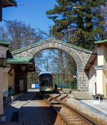 Der Triebwagen 502, ein dreiteiliger vierachsiger Zweirichtungs-Niederflur-Gelenktriebwagen vom Typ Bombardier „Mountainrunner“ hat am 04 April 2025 als Linie 50 (der Linz Linien GmbH) die Bergstation Pstlingberg (519 m .M.) erreicht. Die Pstlingbergbahn wurde auf 900 mm umgespurt und ist seit 2009 mit dem brigen Netz der Straenbahn Linz verknpft, aber fr die Linie braucht man ein separates Ticket.  

Die Pstlingbergbahn wird, wie das gesamte Straenbahnnetz, von der Linz Linien GmbH betrieben und gilt, mit einer maximalen Steigung von 116 ‰, als eine der steilsten Adhsionsbahnen der Welt. Seit 1898 beeindruckt die Linzer Pstlingbergbahn Gste aus aller Welt mit ihrer auergewhnlichen und idyllischen Streckenfhrung.
