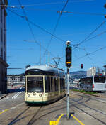 Der Triebwagen 502, ein dreiteiliger vierachsiger Zweirichtungs-Niederflur-Gelenktriebwagen vom Typ Bombardier „Mountainrunner“ erreicht am 04 April 2025 als Linie 50 „Pstlingberg“ (der Linz Linien GmbH), die Tal-Endstation Linz Hauptplatz und fhrt anschieend wieder hinauf zun Pstlingberg (519 m .M). 

Die Pstlingbergbahn wurde auf 900 mm umgespurt und ist seit 2009 mit dem brigen Netz der Straenbahn Linz verknpft, aber fr die Linie braucht man ein separates Ticket.  