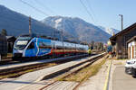 Er hat uns am 03 April 2025 bis zum Bahnhof Ebensee am Traunsee gebracht, nun fährt der ÖBB 4024 004-5, ein vierteiliger elektrischer TALENT, als R 70 von Linz nach Obertraun-Dachsteinhöhlen, weiter in Richtung Bad Ischl. 
