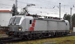 SETG - Salzburger Eisenbahn Transport Logistik GmbH, Salzburg [A] mit der geleasten Akiem Vectron  7193 008  [NVR-Nummer: 91 80 7193 008-8 D-AKIEM] auf dem Weg zur Abstellgruppe am 09.12.25 Bahnhof Stendal Hbf.