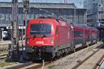 BB Lok 1216 013 wird in Krze mit dem Railjet, den Hbf. von Mnchen in Richtung Wien verlassen. 10.05.2025