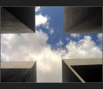 . Kreuz - Blickt man im Stelenfeld des Holocaustmahnmals in der Mitte eines Kreuzungpunktes nach oben, formt sich der Himmel zu einem Kreuz. (Matthias)