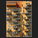 Bei diesem Wohnturm in Mnchen wechselt die Lage der Balkone von Geschoss zu Geschoss. Auch die Fenster sind unterschiedlich verteilt. Dies ergibt ein abwechslungsreiches Bild. Die Schrge der Schatten berlagert die gebaute Rechtwinkligkeit. (Matthias)