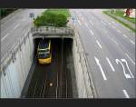 . Stuttgart in Hauptverkehrszeit - Eine Stadtbahn in der Tiefebene, leere Straen und der damalige Bundeskanzler. (Matthias)