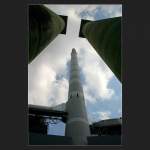 Der Schornstein des Kraftwerkes Mnster zwischen zwei im Dritten Reich bestellten Sulen, die nie abgeholt wurden. (Matthias)