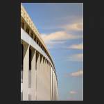 . Langes Bauwerk - Blick entlang eines der Parkhausfinger der neuen Landesmesse am Stuttgarter Flughafen. Durch die Perpektive und den nicht sichtbaren Erdboden schient das Gebude endlos in die Ferne zu reichen. Architeken: Wulf und Partner(Matthias)