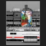 Kunst am Bau hinter Bahnhof mit durchfahrendem ICE. Der ICE und die Kunst sind farblich hervorgehoben, die  unwichtigen  Elemente entfrbt. Das Bild ist in Rechtecke unterteilt, die sich teilweise berlappen, mal hochkant, mal quer. Fotografiert in Stuttgart-Zuffenhausen (Jonas, Bearbeitungsidee: Matthias)