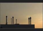 Normalerweise sucht man die blichen Gewerbegebiete nicht auf um zu fotografieren. Hier haben mir allerdings die Kamine vor dem Abendhimmel gefallen. Gesehen in Kernen-Rommelshausen. (Matthias)