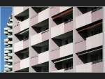 Wechselspiel der Balkonfassaden. Im Hintergrund in ganz anderm Mastab die Balkone eines weiteren Wohnhochhausen. Auch solle alltglichen Gebude bieten sich als fotografisches Motiv an. Stuttgart-Fasanenhof (Matthias)