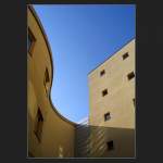 Geschwungen und gerade: die Gebude und auch die Linienfhrung des Bildes. Musikhochschule in Stuttgart. (Matthias)