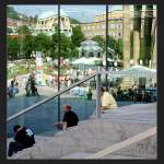 Verzerrt spiegelt sich der Stuttgarter Schloplatz im Neubau des Kunstmuseums. (Matthias)