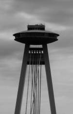 Neue Brcke in Bratislava, Slowakei 20-08-2008. Dort oben ist ein Restaurant. Ein Bauwerk aus tiefste Ostzeite.