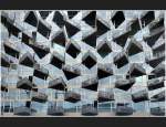 Immer wieder ein fotografisches Thema: Die Fassaden von Wohngebuden mit ihren Balkonen. Hier ein sehr eigenwilliges Wohngebude in Kopenhagen. Die Fassade ist vllig verglast und die dreieckigen Balkone zeigen mit ihren Spitzen in unterschiedliche Richtungen. Im Ausschnitt gesehen ergibt dies ein ungewhnliches Bild. (Matthias)