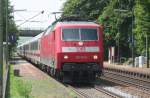 120 131 fhrt am 12.7.2006 mit ihrem Leerzug (KP-Reserve Karlsruhe??) durch Ebringen richtung Norden. (Bahnsteigbild)
