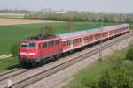 111 061 fuhr am 22.4.09 mit ihrer RB 31087 ihrem Ziel Mllheim entgegen und hat es gleich erreicht. (Hgelheim von der Brcke fotografiert)