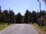 Bahnbergang beim Bahnhof Borowiany im Sommer 2006.