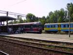 Zwei EN57 im Bahnhof Opole im Sommer 2006.