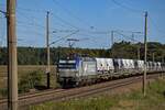 Einen mit Neuwagen voll beladenen Zug schleppt die EU46-508 von PKP Cargo am 24.09.25 bei Nudow ber den Berliner Auenring.