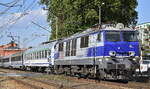 PKP Intercity spółka z o.o. mit ihrer  EP09-047  (NVR:  91 51 1 150 011-1 PL-PKPIC ) und einem IC bei der Ausfahrt Bahnhof Kostrzyn nad Odrą am 09.09.25