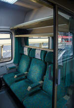 Innenraum/6er Abteil des 2. Klasse klimatisierte Abteilwagen (Reisezugwagen) PL-PLKIC 61 51 21-90 032-3 der Gattung B11mnouz (Typ Z1B / Bdmnu) der PKP Intercity, eingereiht als Wagen 268 in den „Berlin-Warszawa-Express“ EC 45 (DB) / EIC 7 ...