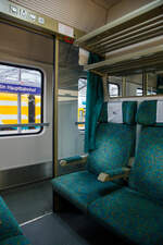 Innenraum/6er Abteil des 2. Klasse klimatisierte Abteilwagen (Reisezugwagen) PL-PLKIC 61 51 21-90 032-3 der Gattung B11mnouz (Typ Z1B / Bdmnu) der PKP Intercity, eingereiht als Wagen 268 in den „Berlin-Warszawa-Express“ EC 45 (DB) / EIC 7 ...