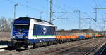 PRESS/IntEgro Verkehr GmbH, Neuenmarkt mit ihrer '223 152' (NVR: '92 80 1223 152-0 D-PRESS') und einem Ganzzug Drehgestell-Flachwagen mit alten Beton-Gleisbohlen beladen am 18.03.25 Höhe Bahnhof Rodleben.