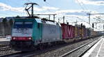 Captrain Polska Sp. z o.o., Wrocław [PL] mit ihrer 'E 186 132' [NVR-Nummer: 91 80 6186 132-7 D-D-CTPL] und einem KLV-Zug Richtung Frankfurt (Oder) weiter nach Polen am 17.03.25 Höhe Bahnhof Schönefeld b. Berlin.