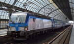 ČD - České dráhy a.s., Praha [CZ] mit der geleasten Rolling Stock Lease s.r.o. Vectron '193 984-2', Name: 'Anicka' [NVR-Nummer: 91 80 6193 984-2 D-RAILL] und EC aus Hamburg Richtung Berlin Hbf. weiter nach Prag am 12.06.25 im Bahn ...