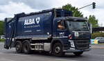Ein ALBA Müllentsorgungsfahrzeug, ein VOLVO FM 330 EURO6 am 06.06.25 Berlin Marzahn.