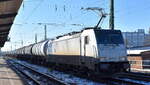 HSL Logistik GmbH, Hamburg [D] mit der geleasten Railpool Lok  186 539-3  [NVR-Nummer: 91 80 6186 539-3 D-Rpool] und einem Kesselwagenzug (ohne UN-Nummer) am 18.02.25 Höhe Bahnhof Magdeburg-Neustadt.