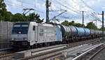 Railpool GmbH, München [D] Lok  E 186 143-4 , Name  Caro  [NVR-Nummer: 91 80 6186 143-4 D-Rpool], aktueller Leasingnehmer?, Lok trägt Werbung für den Bahndienstleister ZUGLUFT.de mit einem Kesselwagenzug für Benzin (leer) Richtung Stendell (Schwedt) am 05.06.25 Höhe Berlin-Karow.