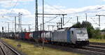 RTB CARGO GmbH, Düren [D]  mit der geleasten  Railpool Lok  186 421-4  [NVR-Nummer: 91 80 6186 421-4 D-Rpool] und einem Containerzug am 10.07.25 Höhe Bahnhof Magdeburg Hbf.