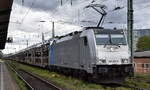 Crossrail Benelux N.V., Boom [B] mit der geleasten Railpool Lok  186 458-6  [NVR-Nummer: 91 80 6186 458-6 D-Rpool] und einem PKW-Transportzug (fabrikneue Toyota + Lexus Modelle) am 11.09.25 Höhe Bahnhof Magdeburg-Neustadt.