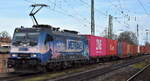 METRANS Rail s.r.o., Praha-Uhříněves [CZ] mit der geleasten Railpool Lok  186 534-4  [NVR-Nummer: 91 80 6186 534-4 D-Rpool] und einem Containerzug am 08.12.25 Höhe Bahnhof Magdeburg-Neustadt.