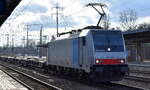 Railpool GmbH '186 290' [NVR-Nummer: 91 80 6186 290-3 D-Rpool], aktueller Mieter? mit einem Ganzzug Containertragwagen (leer) am 11.03.26 Höhe Bahnhof Schönefeld bei Berlin.