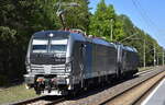 Möglicherweise? Retrack Germany GmbH, Hamburg [D] mit der ganz neuen geleasten Railpool Vectron  6193 192  [NVR-Nummer: 91 80 6193 192-2 D-Rpool] und  186 438-8  [NVR-Nummer: 91 80 6186 438-8 D-Rpool] am Haken am 28.04.25 Höhe Bahnhof Jänschwalde Ost.
