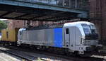 TX Logistik AG, Troisdorf [D] mit der geleasten Railpool Vectron  6193 156  [NVR-Nummer: 91 80 6193 156-7 D-Rpool] und einem Containerzug Richtung Hamburger Hafen am 14.05.25 Höhe Bahnhof Hamburg-Harburg.