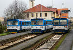 Gleich drei Brotbüchsen...
Die drei zur „RegioMouse“ modernisierte “Chcípák”  (Brotbüchsen), zweiachsige Dieseltriebwagen der ČD BR 810 (ex ČSD M 152.0) stehen am 22.11.2022 im Bahnhof Domaž ...