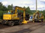 Gleich zwei Zweiwegebagger (A 900) warten am 26.07.09 im Bahnhof Arnsberg auf den nchsten Einsatz.