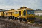 Abgestellte Vossloh  Goliath  Schienenfräsmaschine am 4.11.2025 in Arnsberg.