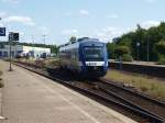 VT 307 aus St.Peter Ording hier gerade bei der Einfahrt in den Husumer Bahnhof. Im Hintergrund sieht man das Betriebswerk der NOB in Husum.