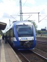 VT 303 der Nord-Ostsee Bahn hat gerade in Schleswig gehalten und fhrt gleich weiter Richtung Husum.