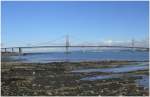 Parallel zur Eisenbahnbrcke berquert diese riesige Hngebrcke den Firth of Forth. (04.08.2008)