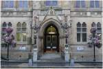 Town House Inverness. Wie in Aberdeen werden die grauen Steinfassaden mit wunderbarem Blumenschmuck aufgewertet. (06.08.2008)
