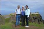 Familienfoto vor dem Dunnottar Castle bei Stonehaven. Aufnahme durch einen zuflligen Passanten aus Spanien. (04.08.2008)
